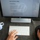 vue de mains sur un clavier et une souris devant un écran d'une personne en train de planifier ses publications WordPress